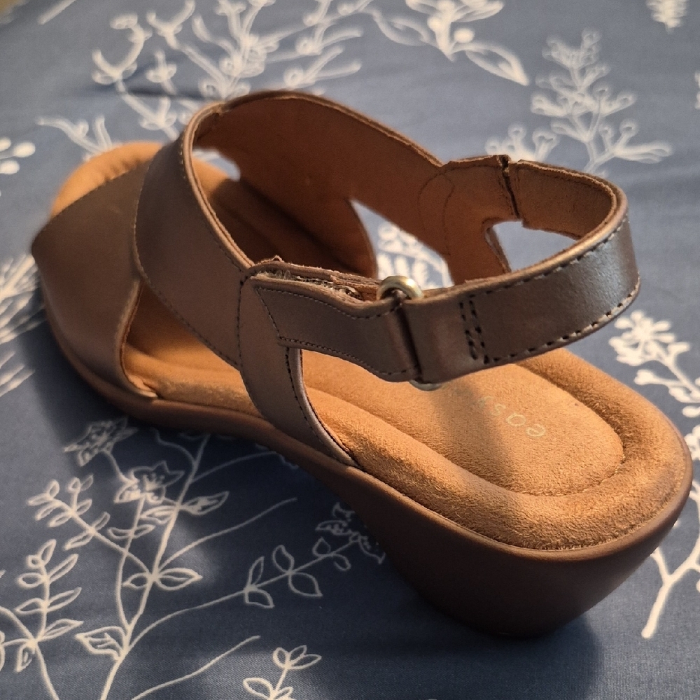 Comfortable Women's Brown Slingback Sandals - Picture 5 of 7